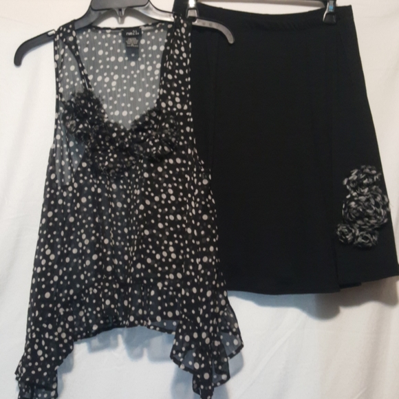 Flirty Black Knit Skirt - Picture 4 of 4